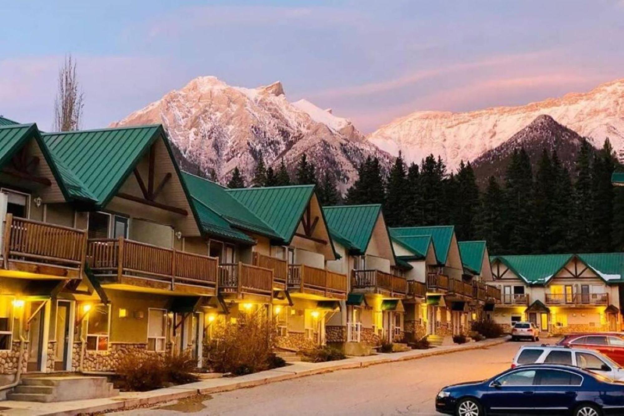 Banff Wood Lodge キャンモア エクステリア 写真
