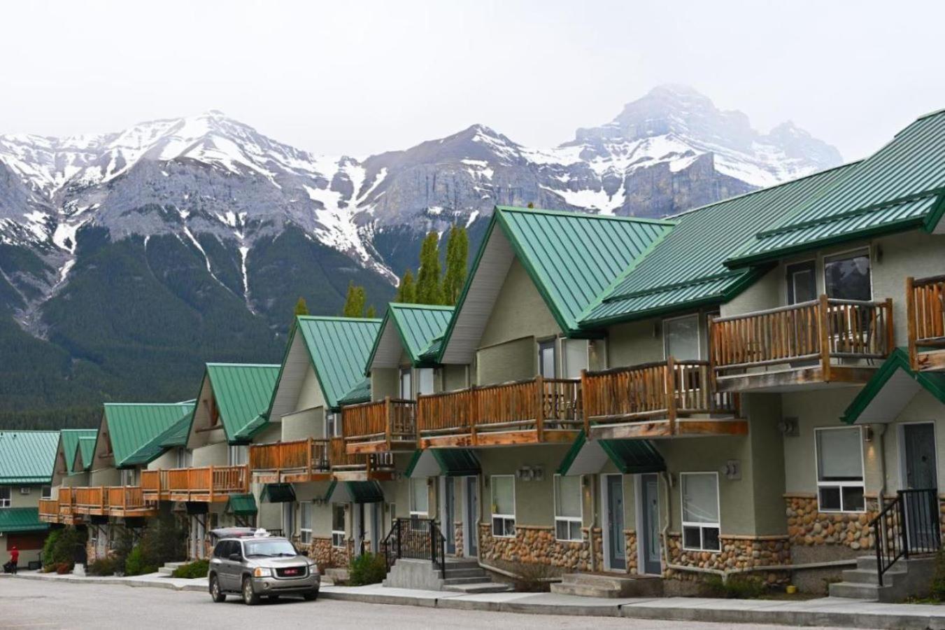 Banff Wood Lodge キャンモア エクステリア 写真