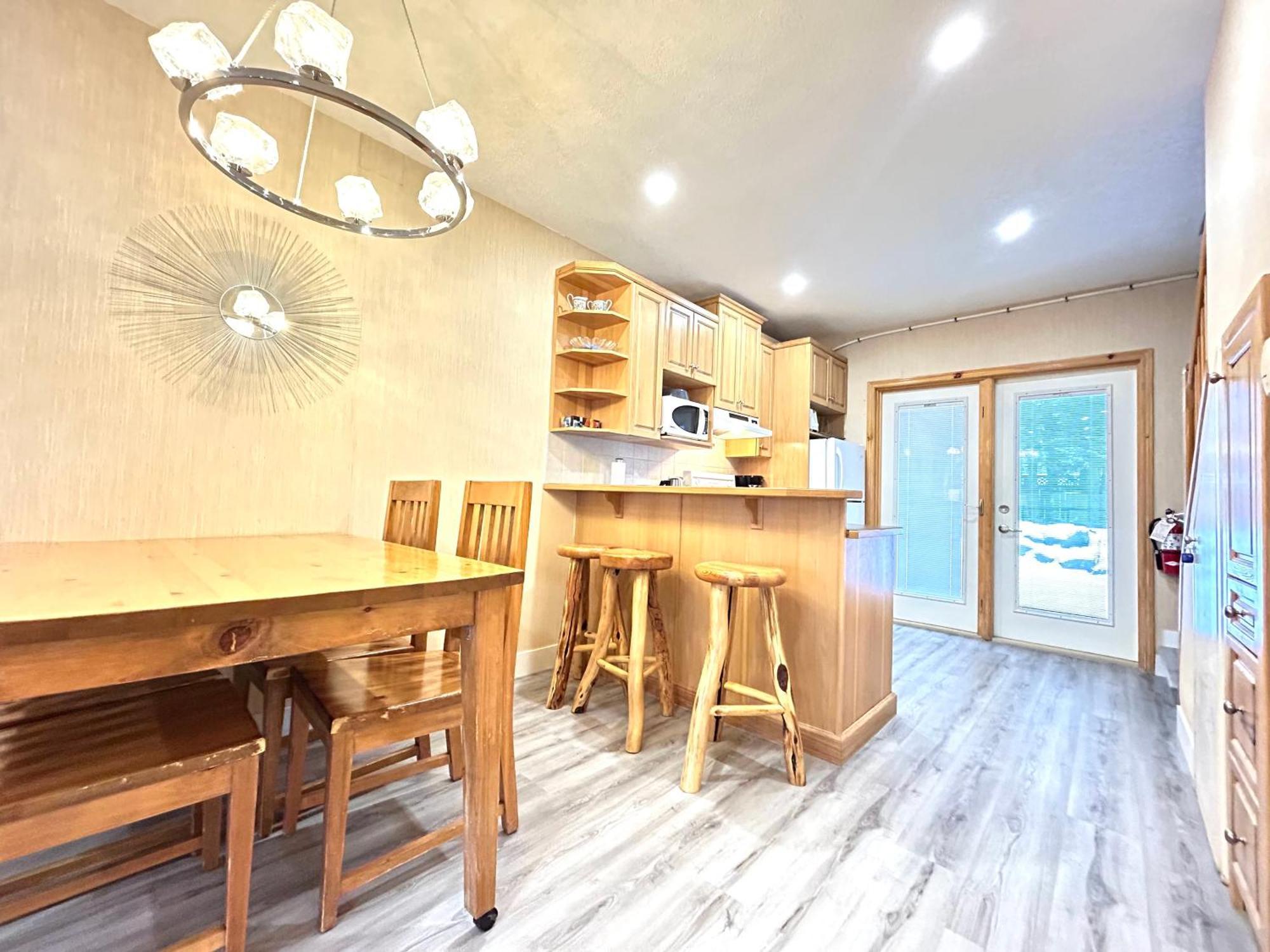 Banff Wood Lodge キャンモア エクステリア 写真