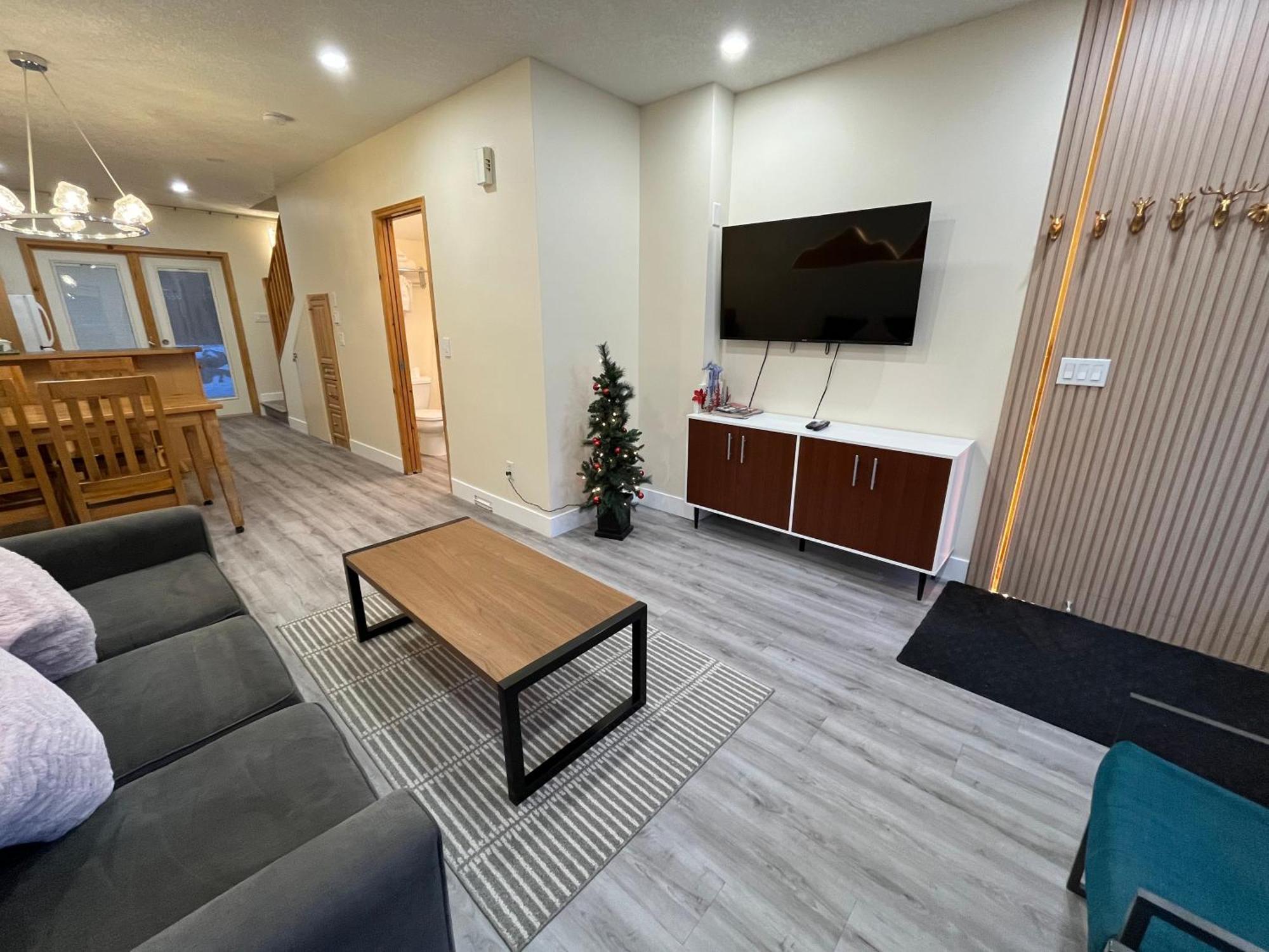 Banff Wood Lodge キャンモア エクステリア 写真