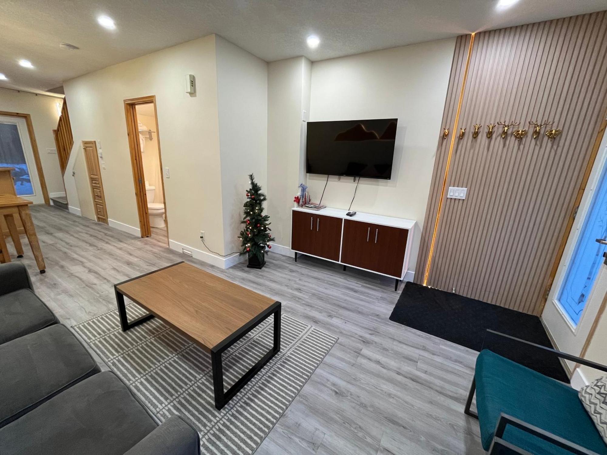 Banff Wood Lodge キャンモア エクステリア 写真