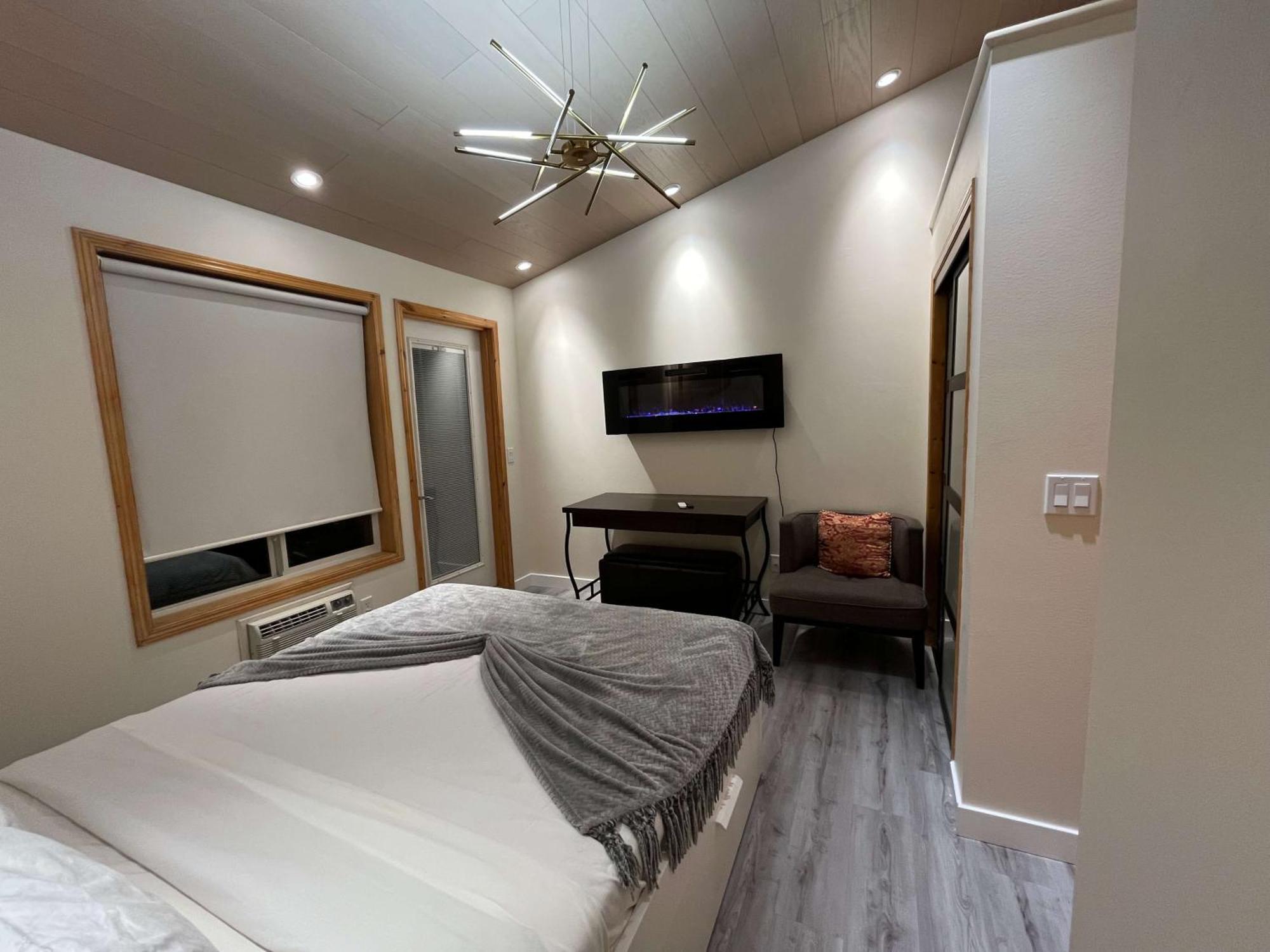 Banff Wood Lodge キャンモア エクステリア 写真