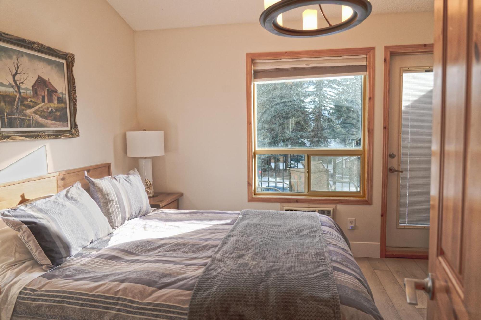 Banff Wood Lodge キャンモア エクステリア 写真