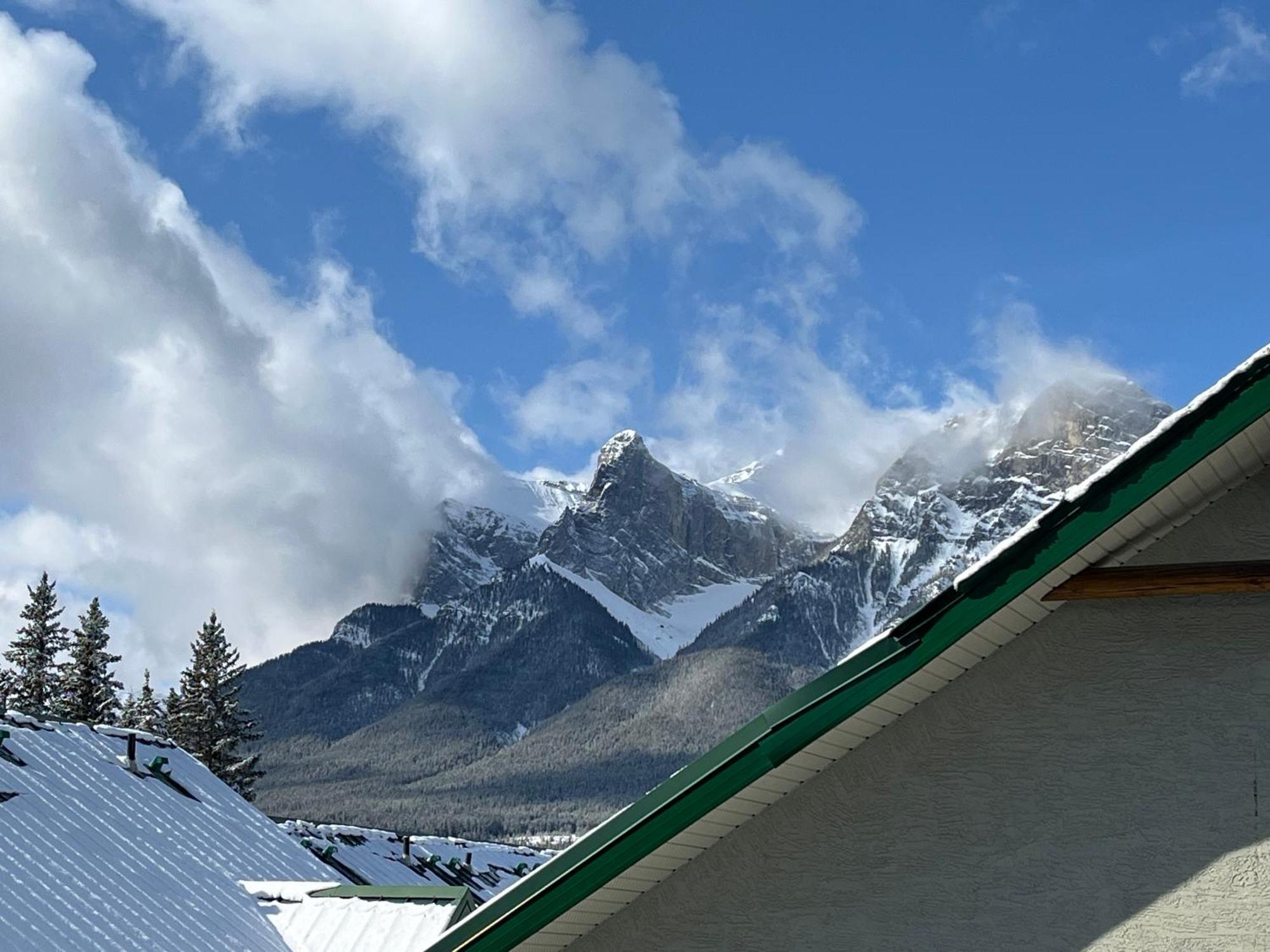 Banff Wood Lodge キャンモア エクステリア 写真